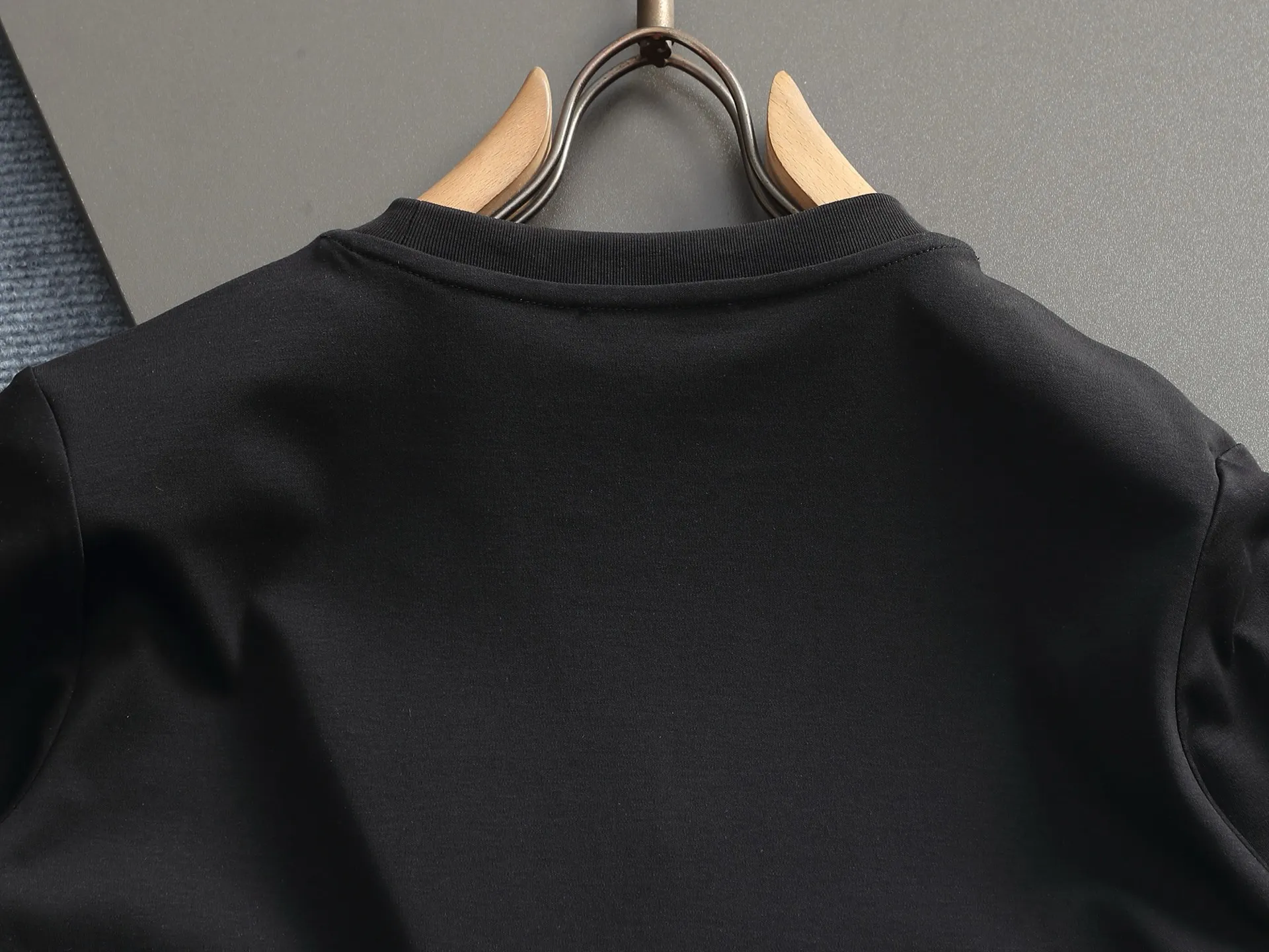🅿️170 Classic women's short-sleeved T-shirt. Exclusive custom-woven and dyed pure cotton material. Soft and comfortable. The latest brick cabinet synchronization for spring and summer. Pure cotton liquid ammonia mercerized cotton fabric, printing technology. Color: black, white. Size: S M L
